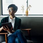 調べ物をする男性