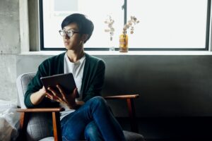 調べ物をする男性